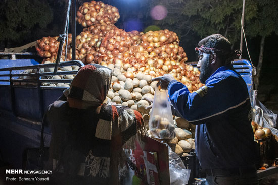 بازار داغ وانتی‌های میوه فروش در شب‌های زمستان