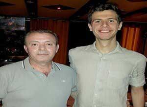 بشار اسد و خانواده‌اش در رستورانی در دمشق