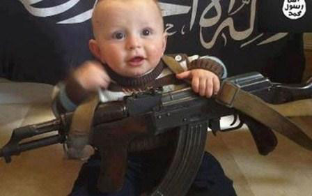 عکس: بازی نوزاد داعشی با سر بریده!