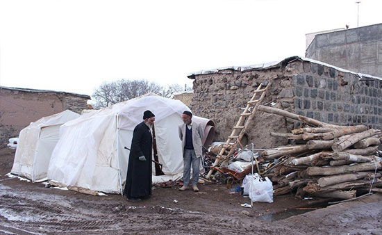 زندگی دشوار زلزله‌زدگان ورنکش در برف و سرما