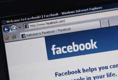فیس بوک این مردان و زنان را زندانی کرد/ عکس