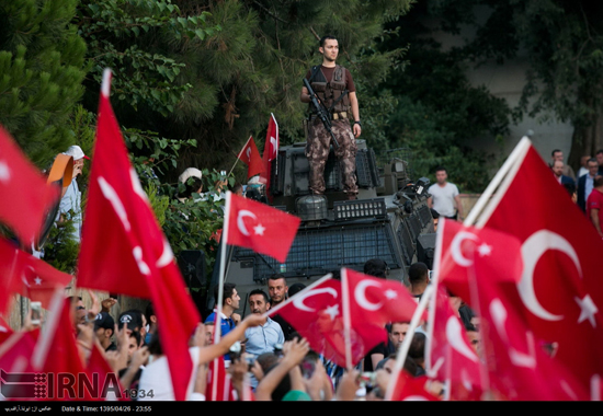عکس: سخنرانی اردوغان مقابل خانه‌اش