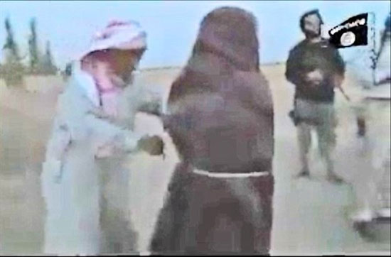 تصاویر سنگسار یک زن سوری توسط داعش
