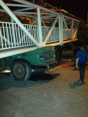 سقوط مرگبار پل عابر پیاده در اهواز +عکس