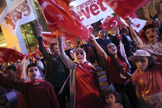 شادی مردم ترکیه پس از پیروزی در همه پرسی