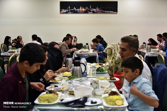 تدارک افطار در مهمانسرای حرم امام رضا (ع)