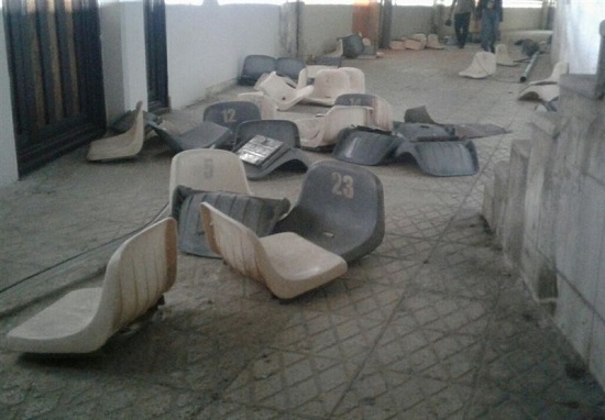 صندلی‌ها و شیشه‌های شکسته در ورزشگاه آزادی