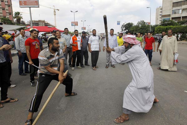 عکس: هواداران مرسی در تمرین چماق زدن