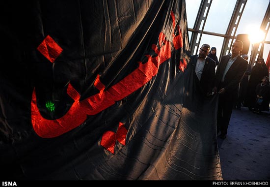 عکس: نصب پرچم بارگاه حسینی در برج میلاد