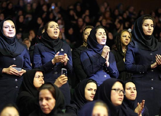 (تصاویر) هاشمی و همسرش در جمع زنان کارگر