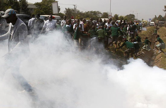 عکس: حمله به تجمع کودکان با گاز اشک آور!