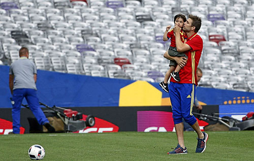 عکس: جشن پیروزی ویژه پیکه با پسرش