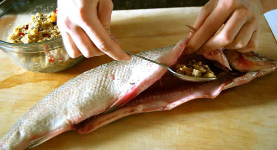 طرز تهیه ماهی شکم پُرِ محبوب