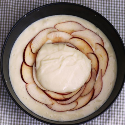 طرز تهیه کیک سیب و دارچین به شکل گل