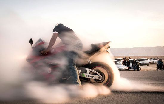 عکس: تفریح خطرناک موتورسواران در لامرد
