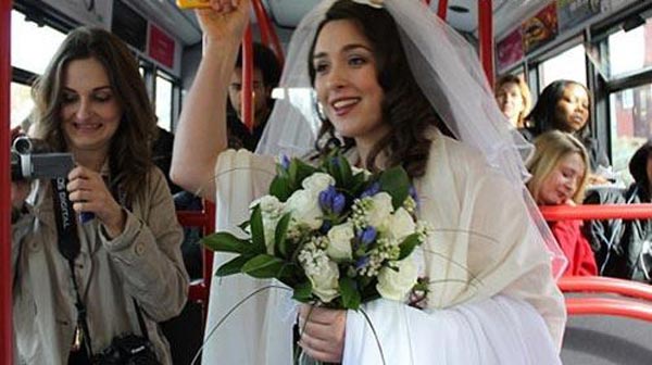 رفتن به مراسم عروسی با اتوبوس! + عکس