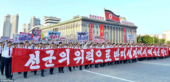 تجمع بزرگ مردم کره شمالی در اعتراض به آمریکا