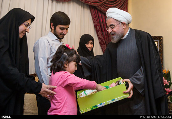 عکس: روحانی در منزل شهید هسته ای
