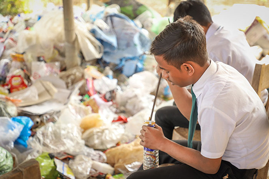 مدرسه‌ای در هند به جای شهریه از بچه‌ها پلاستیک می‌گیرد!