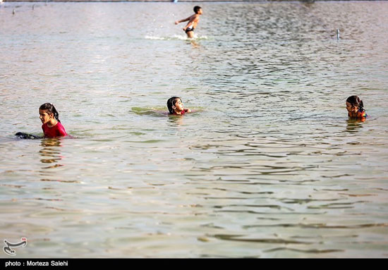 آب بازی کودکان در نقش جهان اصفهان