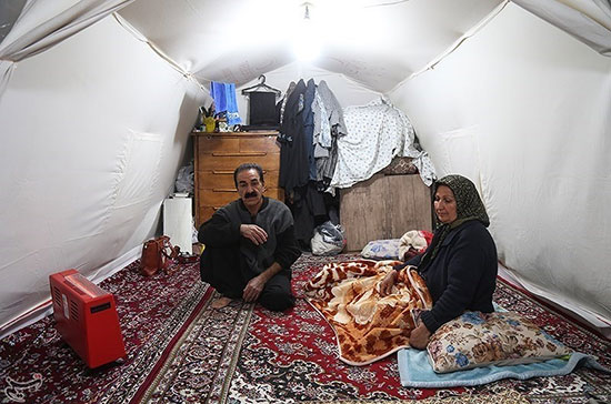 ۵ ماه بعد از زلزله، زندگی همچنان در چادر