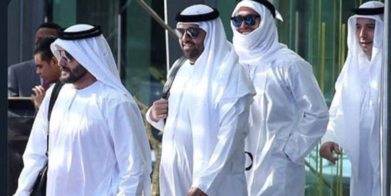 گشت و گذار راموس در امارات با لباس عربی