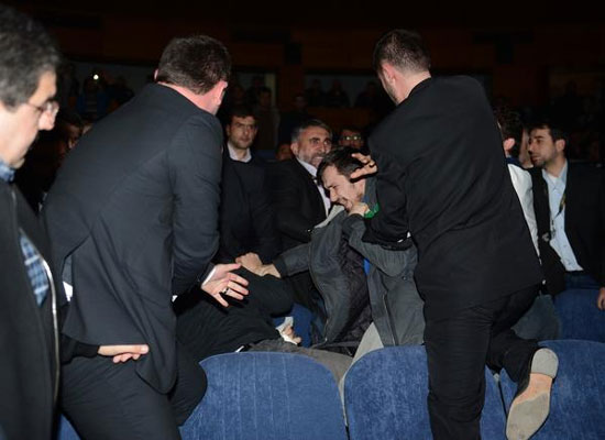 زد و خورد در سخنرانی احمدی‌ نژاد +عکس