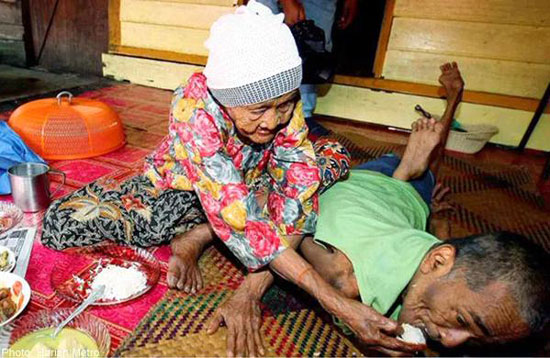 مادر 101 ساله معلول درگذشت +عکس