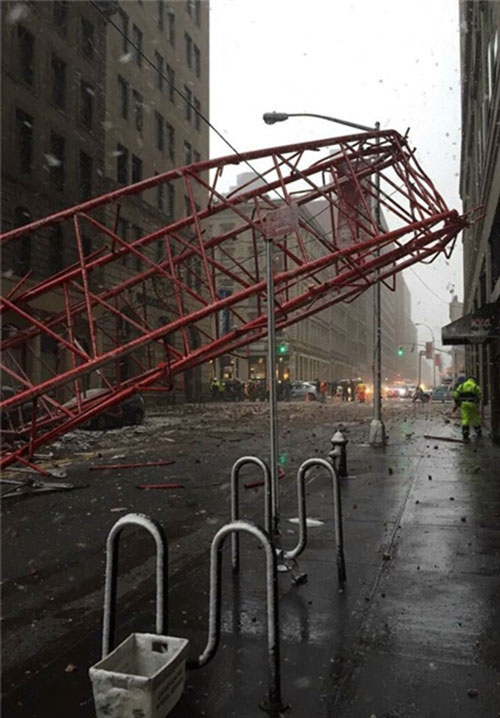 سقوط جرثقیل در نیویورک +عکس