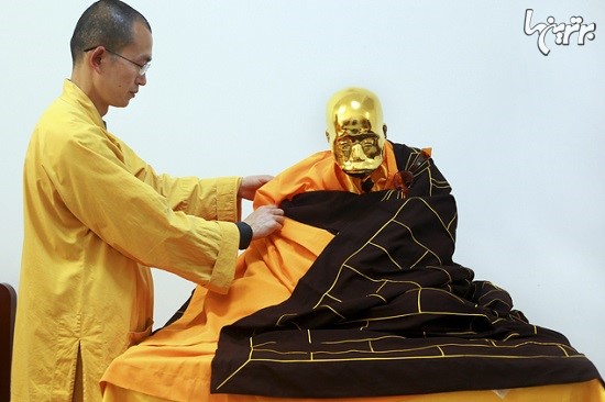 راهب بودایی که تبدیل به یک مجسمه طلا و زیارتگاه شد!