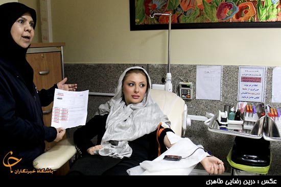 عکس: «نیوشا ضیغمی» در حال اهدای خون