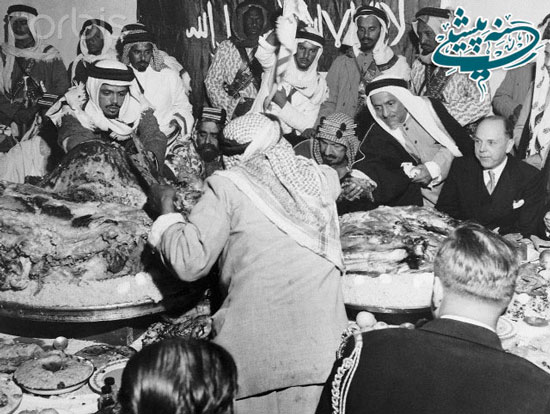 پادشاه عربستان در حال خوردن شتر +عکس