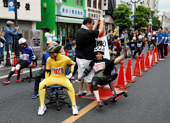 مسابقه با صندلی‌های چرخ‌دار اداری در ژاپن!