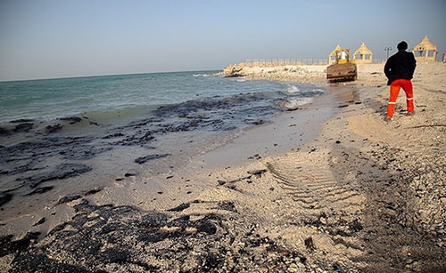 آلودگی نفتی جزیره خارک، آبی آب را سیاه کرد
