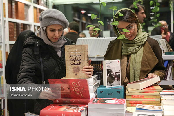 حاشیه‌های تصویری از کتاب‌گردیِ تهرانی‌ها
