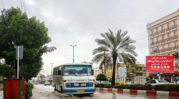 آب‌گرفتگی در معابر بندرعباس و قم