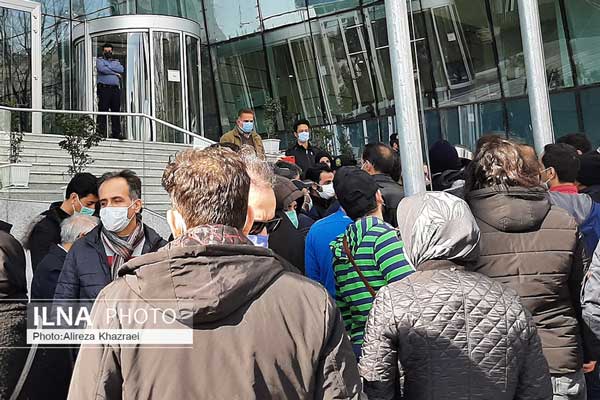 تجمع مالباختگان مقابل ساختمان بورس تهران
