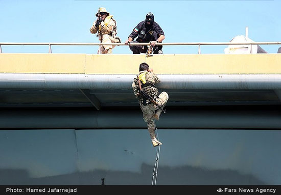 عکس: رزمایش بزرگ سپاه در تنگه هرمز