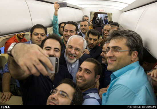 عکس سلفی ظریف و خبرنگاران در هواپیما