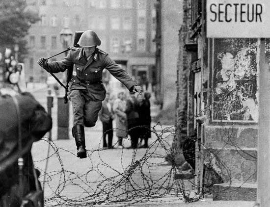 عکسی از فرار سرباز آلمانی که نماد آزادی شد