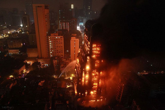برج بلند چینی غرق در آتش +عکس