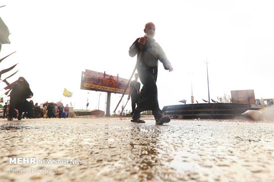 پیاده روی زائران اربعین در هوای بارانی