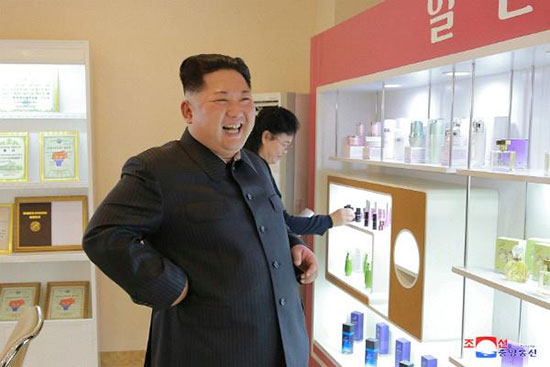 بازدید رهبر کره شمالی از کارخانه لوازم آرایشی