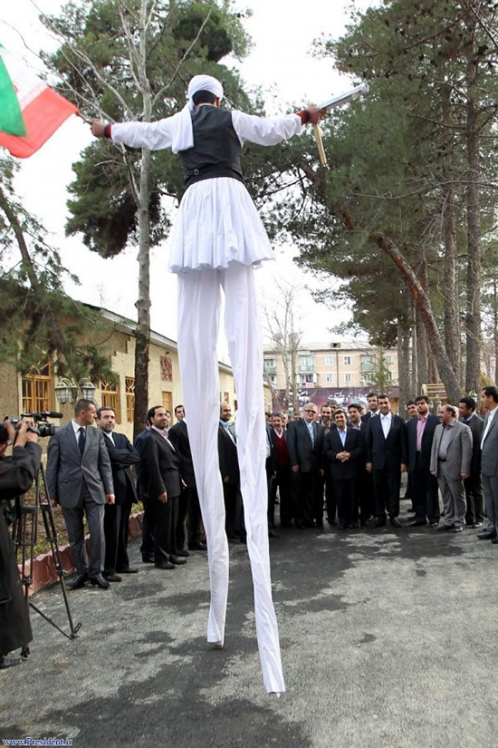 بابالنگ دراز به استقبال احمدی نژاد رفت