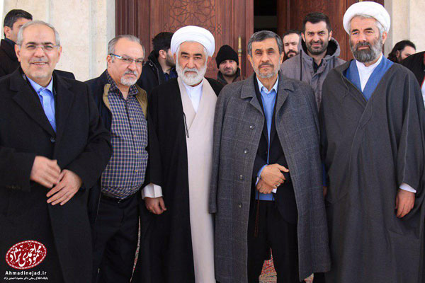 احمدی‌نژاد به حرم امام رفت