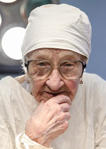 پیرترین جراح جهان، یک زن است