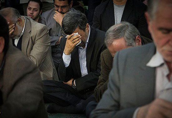عکس: احمدی‌ نژاد در یک مراسم ختم