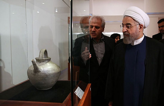 عکس: حسن روحانی در موزه ملی ایران