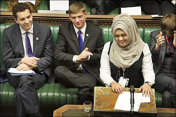 نخستین زن محجبه پارلمان انگلیس +عکس
