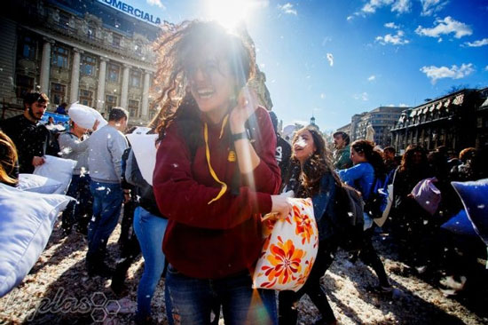 جنگ جهانی بالش در بخارست! +عکس